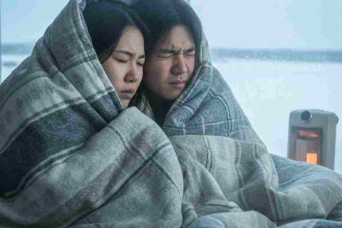 Sự Thật Ngỡ Ngàng: 67% Cặp Đôi "Ngại Gần Gũi" Vì Trời Lạnh – Làm Sao Để Giữ Lửa?