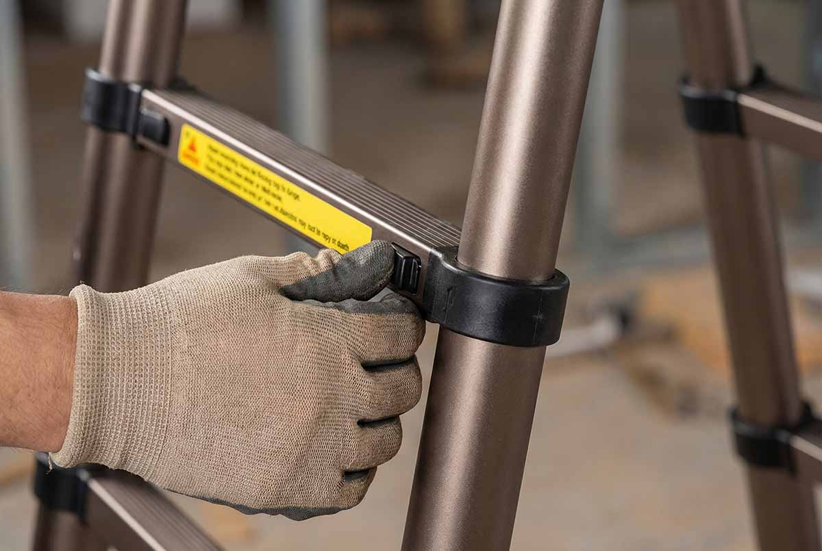 Kiểm tra các chốt thang trước khi đứng lên thang